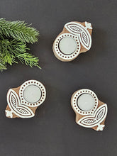 Load image into Gallery viewer, Flower With Leaf Block Tealight